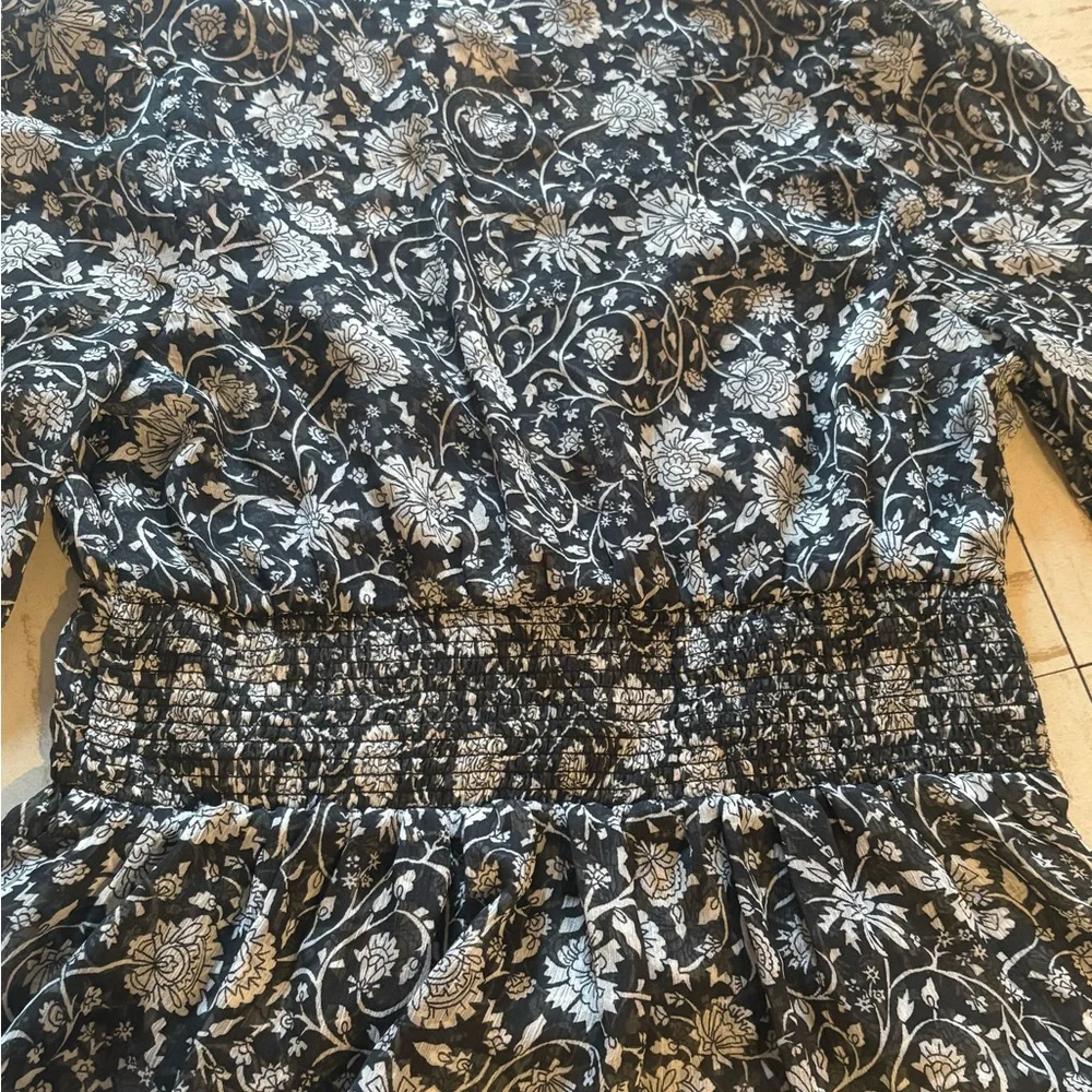 NWT Old Navy Black and White Fitted Blouse V-Neck  Women’s Semi Sheer Medium - Picture 7 of 7